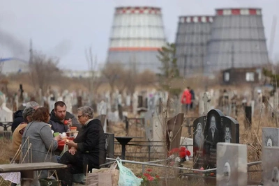 Радоница в Омске: застолья и пробки на погостах