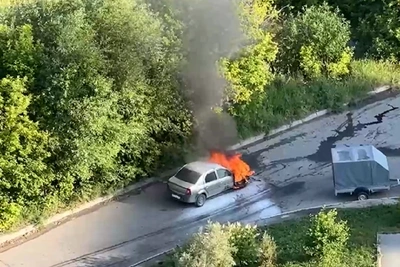 Автомобиль вспыхнул на улице Выборной во время движения