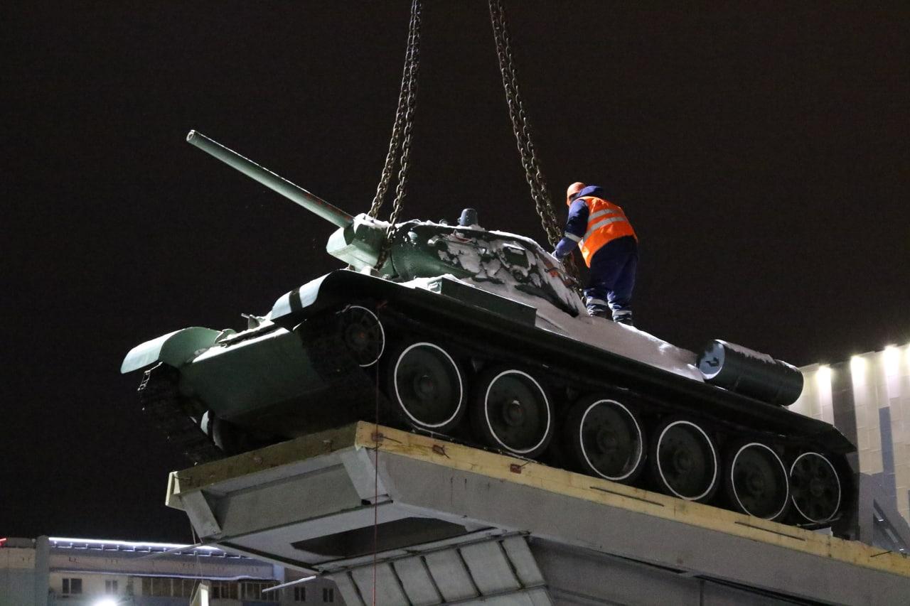 Купить танк кемерово. Танк Кемерово. Танк на постаменте. Т 34 перевозка на парад. Кузбасс Донбасс танк.