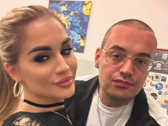 Пару месяцев назад музыкант расстался со своей невестой, а теперь, по слухам, его сердце заняла красотка из Сургута Вероника Нестерова | Источник: соцсети Вероники Нестеровой (Lady Bro)