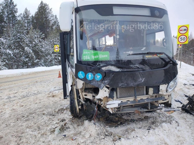 Водителя автобуса доставили в больницу | Источник: Госавтоинспекция Югры