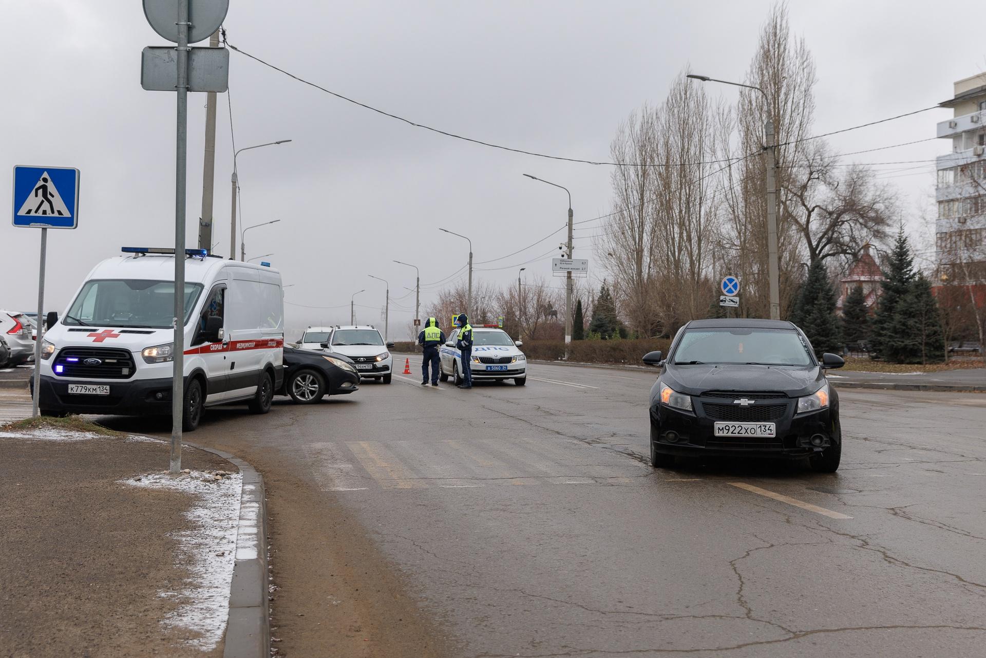 В центре Волгограда водитель иномарки сбил корреспондента V1.RU — видео