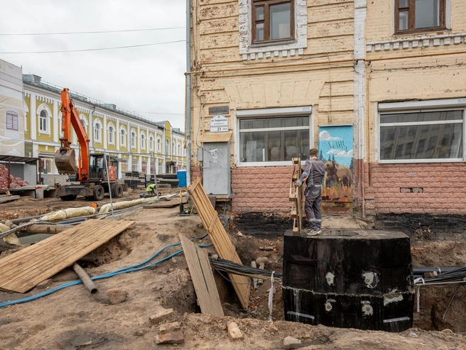 Сами рабочие вынуждены перебираться через раскопы | Источник: Александр Куренной / 76.RU