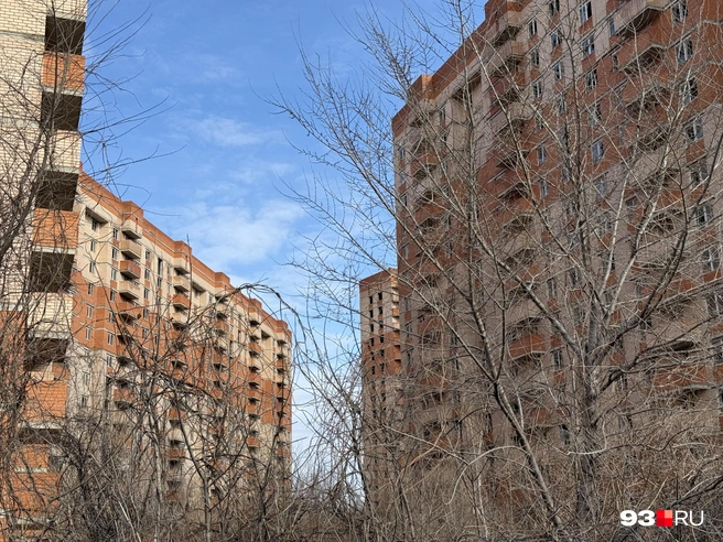 Дома готовы на 2/3, но за годы простоя они вряд ли сохранились | Источник: Валерия Дульская / 93.RU