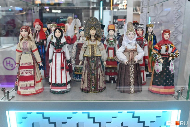 На игрушках — традиционные наряды разных народов России и других стран | Источник: Дмитрий Емельянов / E1.RU