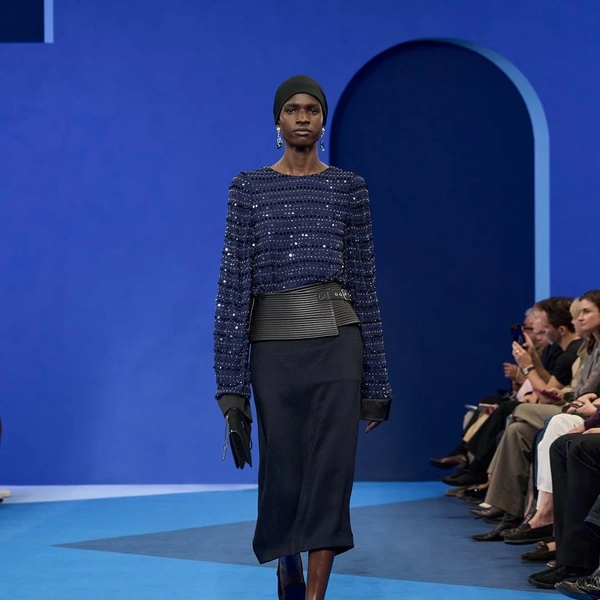 Lanvin возвращает синий цвет — фирменный оттенок Дома Lanvin возвращает синий цвет — фирменный оттенок Дома