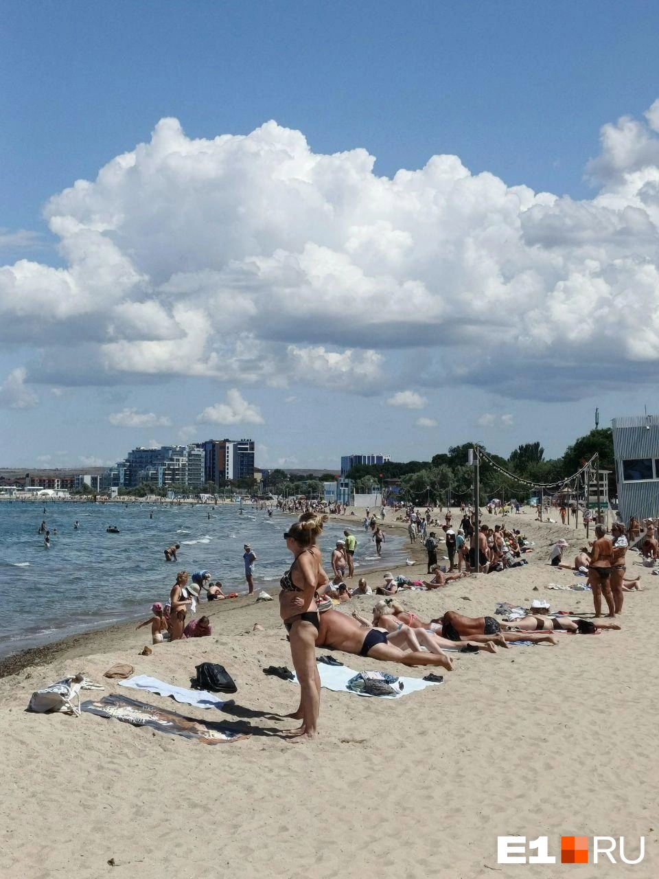 Но есть смельчаки, которые вовсю купаются | Источник: читатель E1.RU