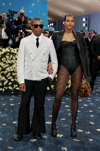 Фарелл Уильямс и его жена Хелен на Met Gala 2025, 5 мая 2025 год