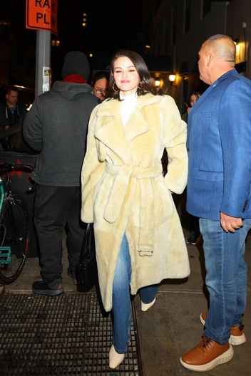 В оттенке butter yellow: Селена Гомес носит меховое пальто трендового цвета — успеваем купить такое же | marieclaire.ru