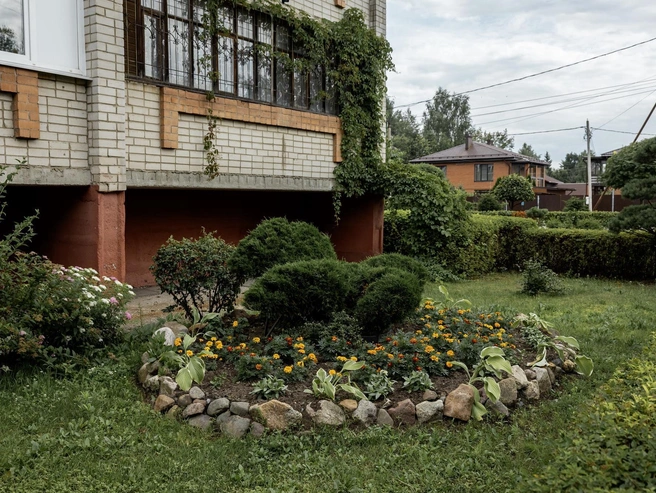 Клумба с декоративным каменным обрамлением | Источник: Александр Куренной / 76.RU
