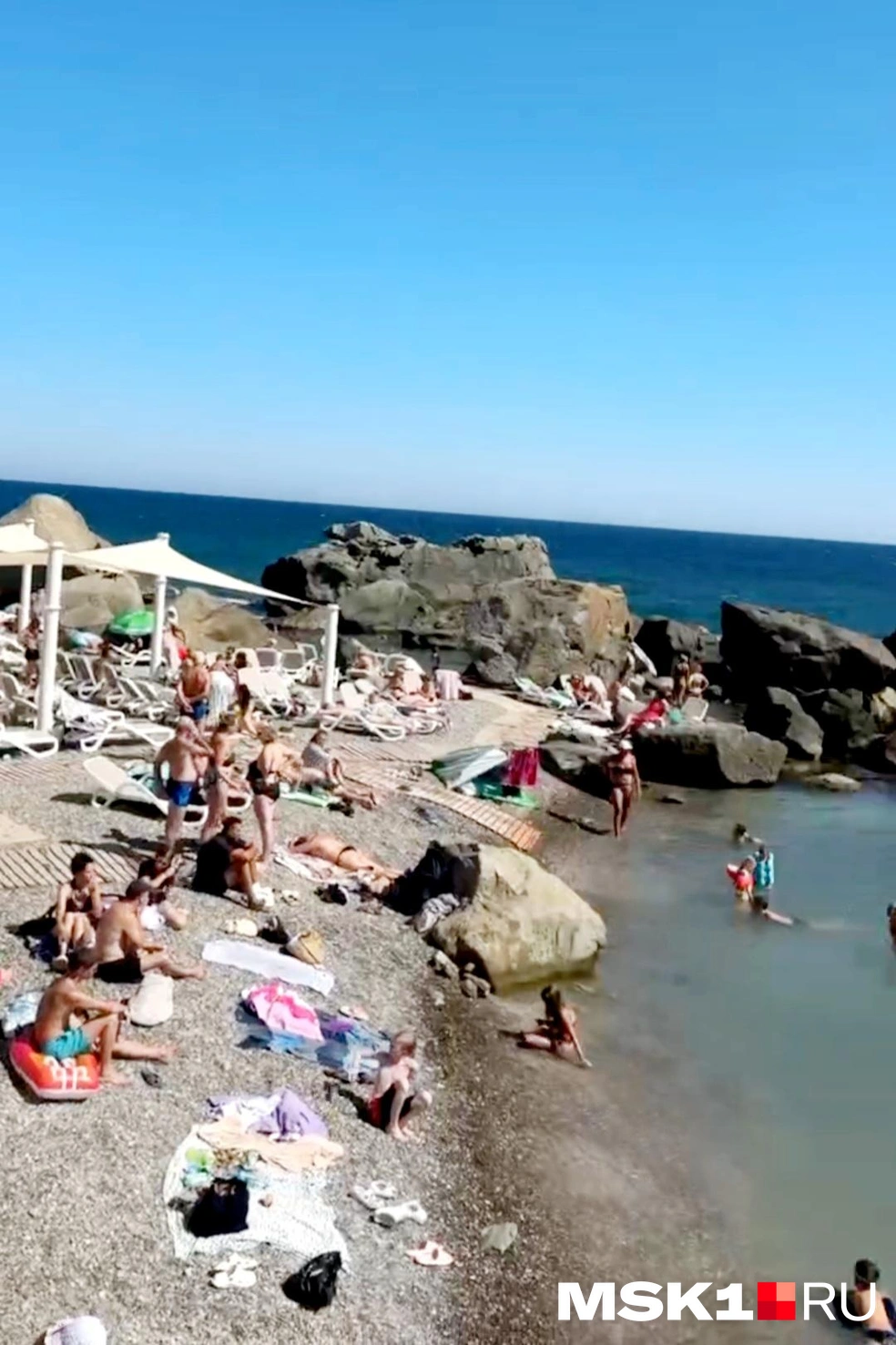 Любая полоска берега у моря тут же оккупировалась отдыхающими, как, например, на этом Детском пляже в Алупке | Источник: Александра Сотникова / MSK1.RU