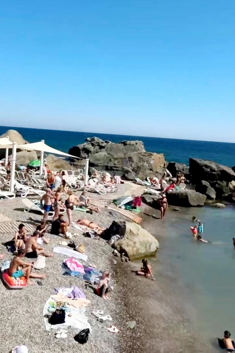 Любая полоска берега у моря тут же оккупировалась отдыхающими, как, например, на этом Детском пляже в Алупке | Источник: Александра Сотникова / MSK1.RU 