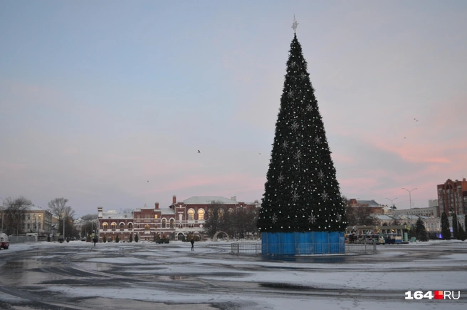 Празднующие давно ушли с Театральной площади | Источник: Сергей Петунин / 164.RU