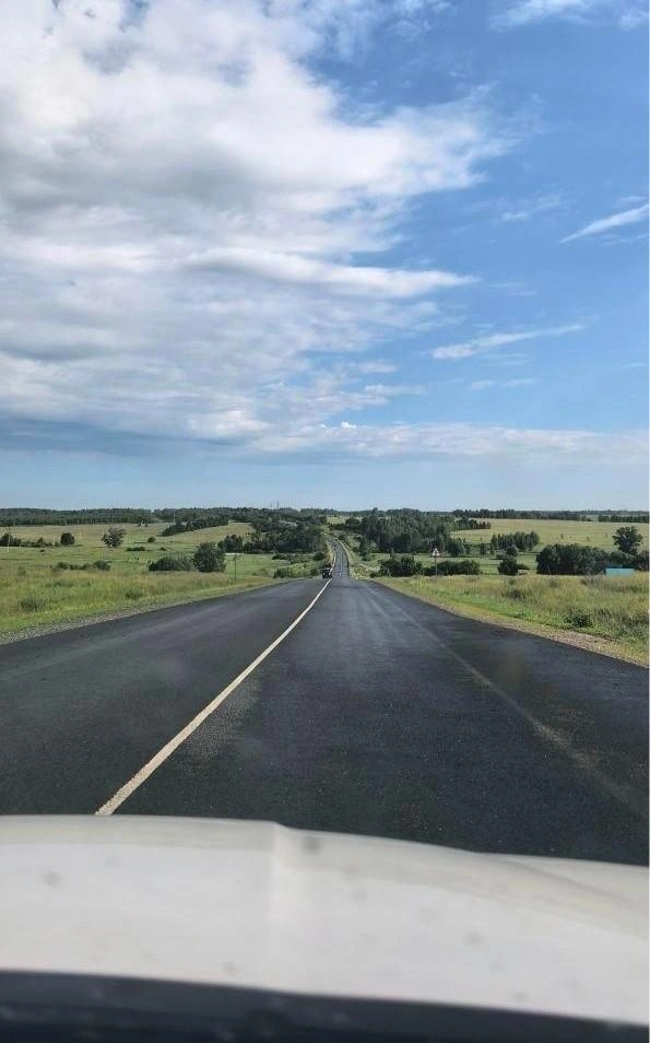 Урал встречает прекрасными видами, хорошими дорогами. Сначала спуски и подъемы, а потом горы и скалы | Источник: Наталья Бессонова