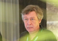 Михаил Ефремов устроил забег по отелю в халате. ВИДЕО
