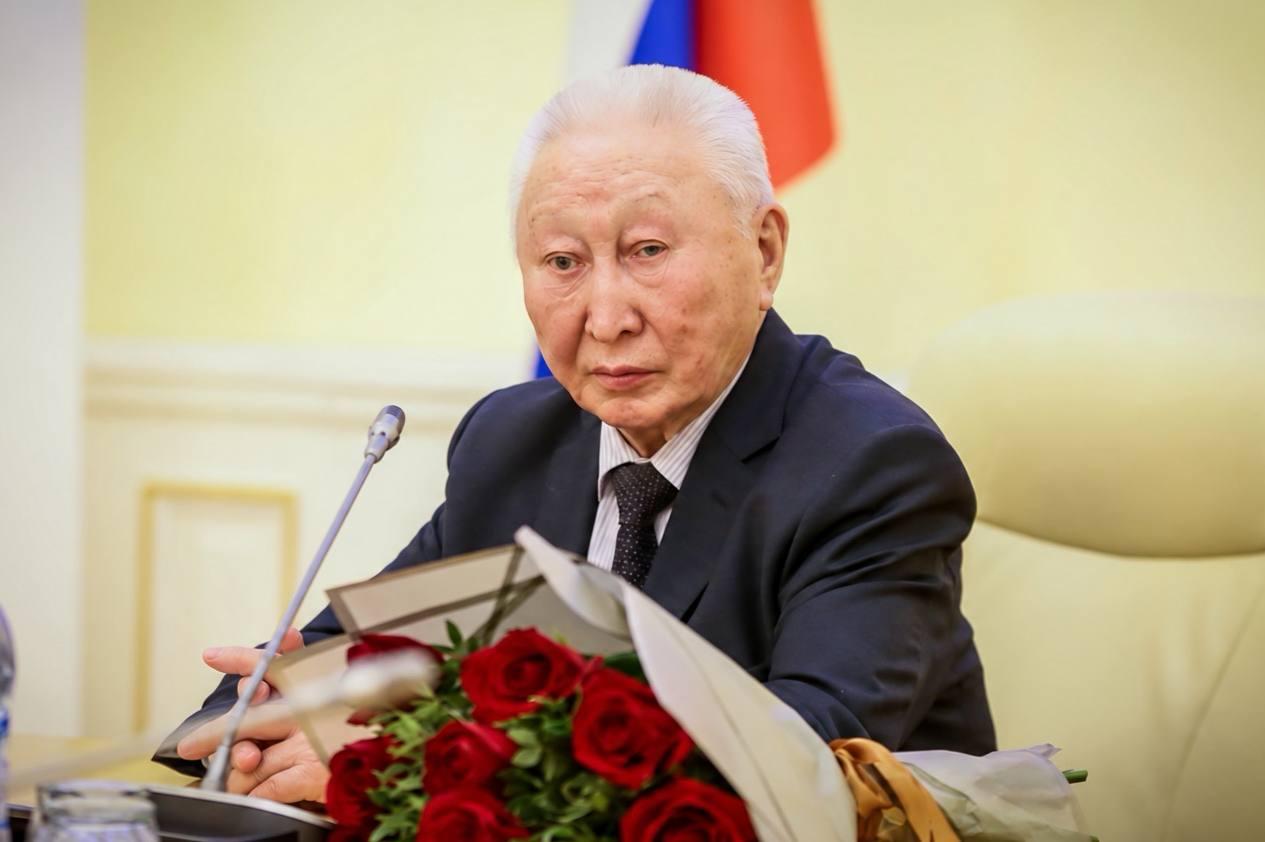 Умер известный политик и соратник первого президента Якутии Матвей Мучин
