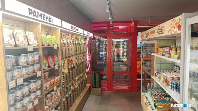 Кроме лапши, в заведении предлагают напитки и закуски  | Источник: Стас Соколов/NGS.RU