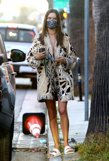 Алессандра Амбросио в Лос-Анджелесе | marieclaire.ru