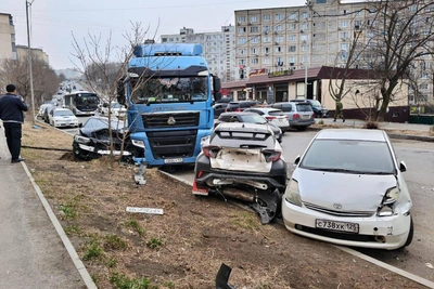 Фура повредила пять машин, универсал врезался в ТЦ во Владивостоке
