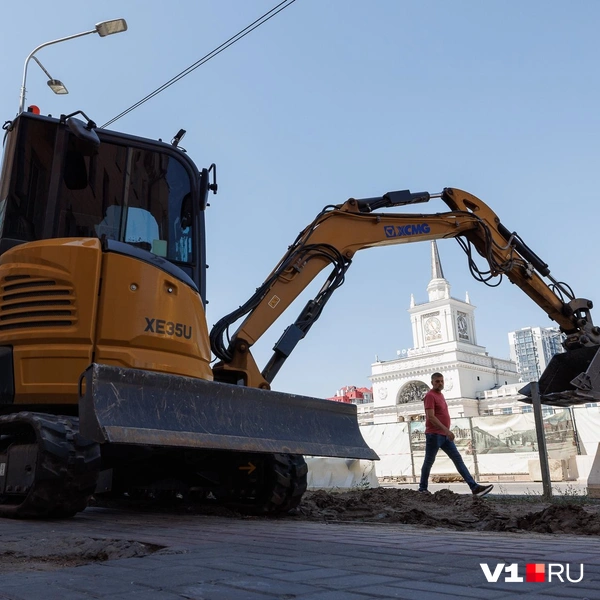 Средства механизации ускоряют процесс реконструкции тротуара | Источник: Алексей Волхонский / V1.RU