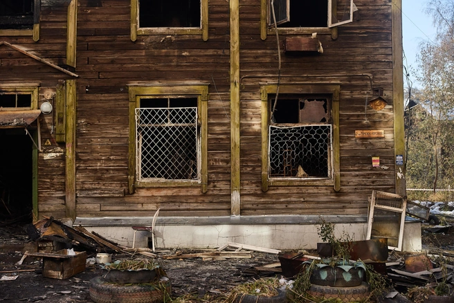 Житель барака Андрей Васильевич, спасаясь от огня, выпрыгнул из окна | Источник: Александр Ощепков / NGS.RU