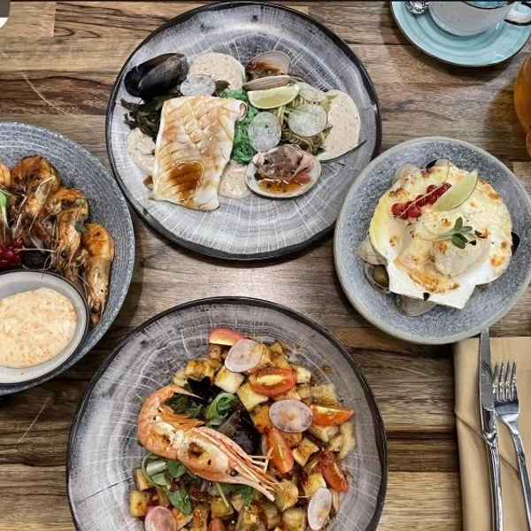 Меню в «Робинзоне Крузо» было исключительно на морскую тематику | Источник: 2ГИС