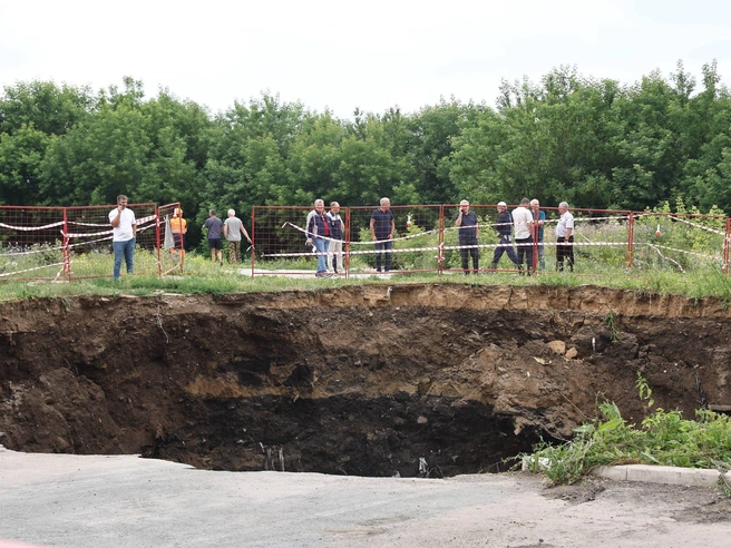 Обвал задел часть парковки | Источник: Александр Ощепков / NGS.RU