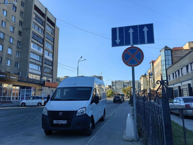 А вот за ГУ МЧС движение пока трехполосное. По крайней мере, если верить знаку. Да еще и платную парковку уберут вдоль дороги. Опять же на это только указывают эти дорожные знаки | Источник: Павел Красоткин / 72.RU 
