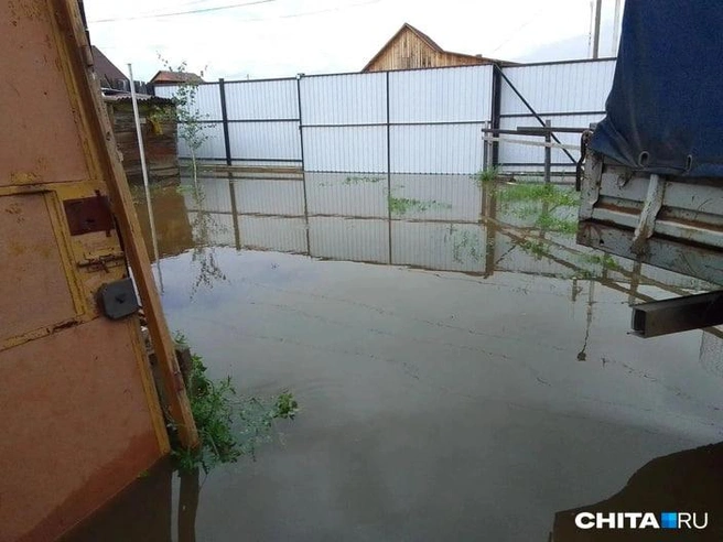 Вода зашла в огороды и гаражи | Источник: очевидец