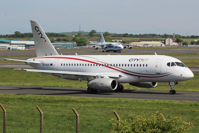 Источник: Mark Harkin. EI-FWA Sukhoi Superjet 100-95B, CC BY 2.0,