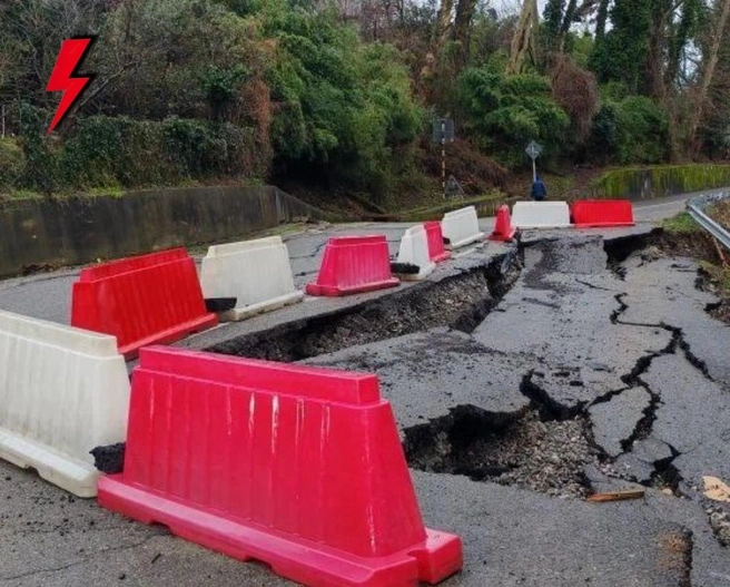 Провал грунта огородили и специалисты анализируют ситуацию