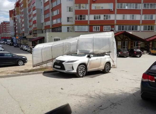 В Рязани припаркованный Lexus «накрыло» теплицей | ya62.ru
