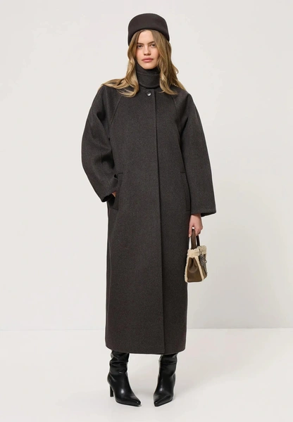 Olsen tuck: заправлять волосы под одежду — новый модный прием от сестер Олсен Olsen tuck: заправлять волосы под одежду — новый модный прием от сестер Олсен