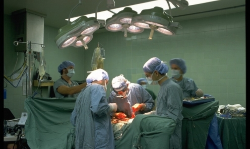 Фото №1 - В Китае врачи наказаны за селфи с пациентом в операционной