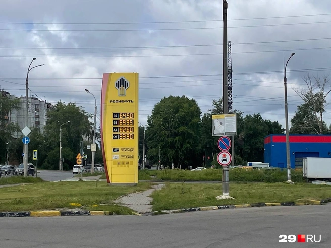 Машин на заправке почти нет | Источник: Антон Данилов / 29.RU