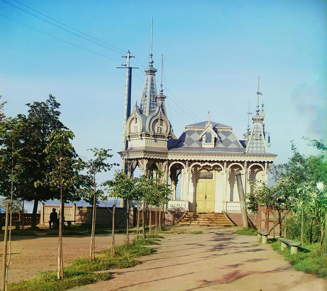 Летнюю биржу в старорусском стиле можно увидеть на снимке Прокудина-Горского, сделанном в 1909 году. В кадр попала и деревянная ограда | Источник: Сергей Прокудин-Горский / Библиотека Конгресса США