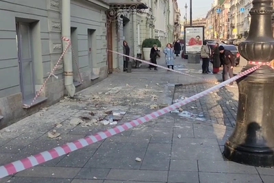 Штукатурка рухнула на прохожего в центре Петербурга