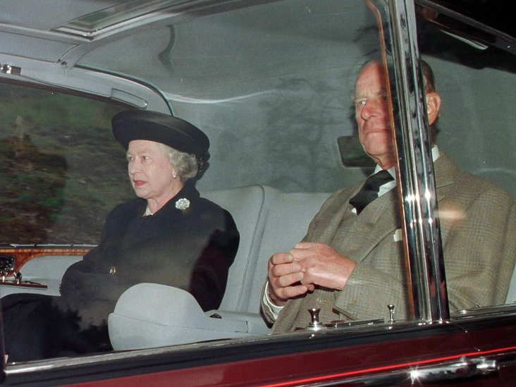 Елизавета и принц Филипп по пути в церковь на следующее утро после гибели принцессы Дианы, 31 августа 1997