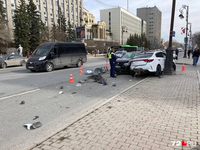 Вся полоса усеяна обломками автомобилей | Источник: Артур Галиев / 72.RU