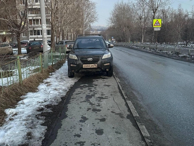 Подобная парковка вынуждает пешеходов обходить автомобиль по проезжей части. | Источник: читатель E1.RU