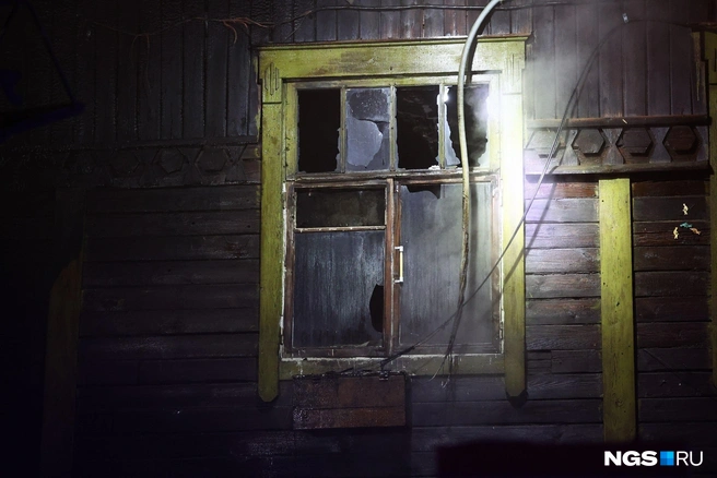 Люди разбивали окна, чтобы выбраться из дома | Источник: Александр Ощепков / NGS.RU