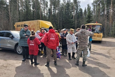 Волонтеры очищают берег Кургальского заказника от нефти