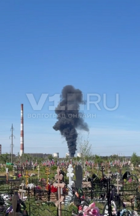 Огонь вспыхнул в Волжском утром 4 июня | Источник: читатели V1.RU