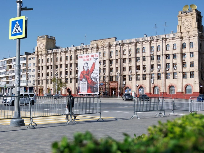 Площадь Павших Борцов оформили плакатами военных лет и современными ограждениями. | Источник: Алексей Волхонский / V1.RU