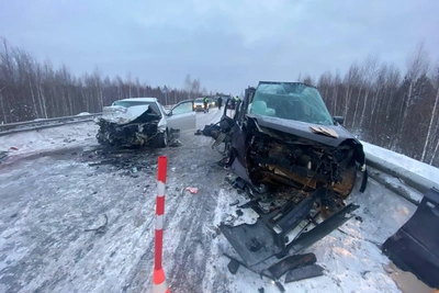 На тюменской трассе автомобиль врезался в иномарку, погиб пассажир