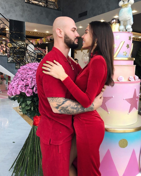 «Любовь, приносящая счастье каждый день»: Оксана Самойлова и Джиган отметили медную свадьбу
