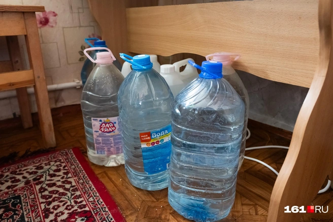 Юлия всегда держит в квартире бутылки воды на случай отключений | Источник: Евгений Вдовин / 161.RU