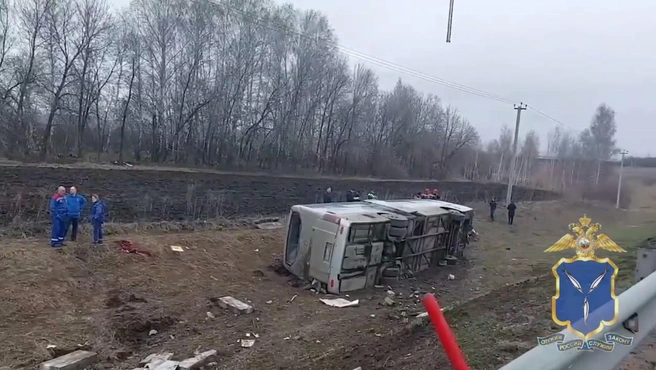 Полиция показала автобус в глубоком кювете. Дети ехали на экскурсию | Источник: Официальный канал ГУ МВД России по Саратовской области