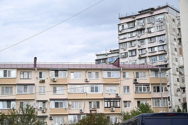 В перечень работ входят восстановление кровли и фасадов, замена лифтового оборудования и ремонт инженерных коммуникаций | Источник: sochi.ru