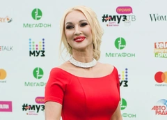 «Плюс 5 кг»: Лера Кудрявцева показала аппетитную фигуру в бикини